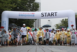 '비와도 기분은 맑음'…3천여 어린이가족 기부 마라톤 참여